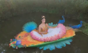 Una diosa serena en seda blanca