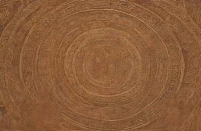 Símbolos etruscos antiguos reflejan una rica herencia cultural con figuras mitológicas