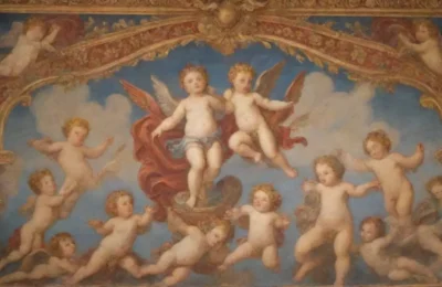 Frescos vibrantes con escenas mitológicas