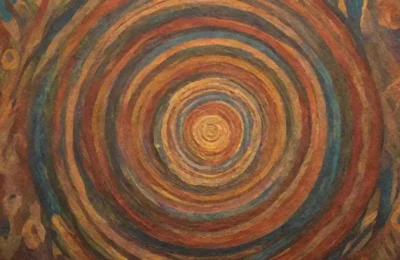 Colores vibrantes y símbolos antiguos crean una conexión divina en un paisaje sagrado